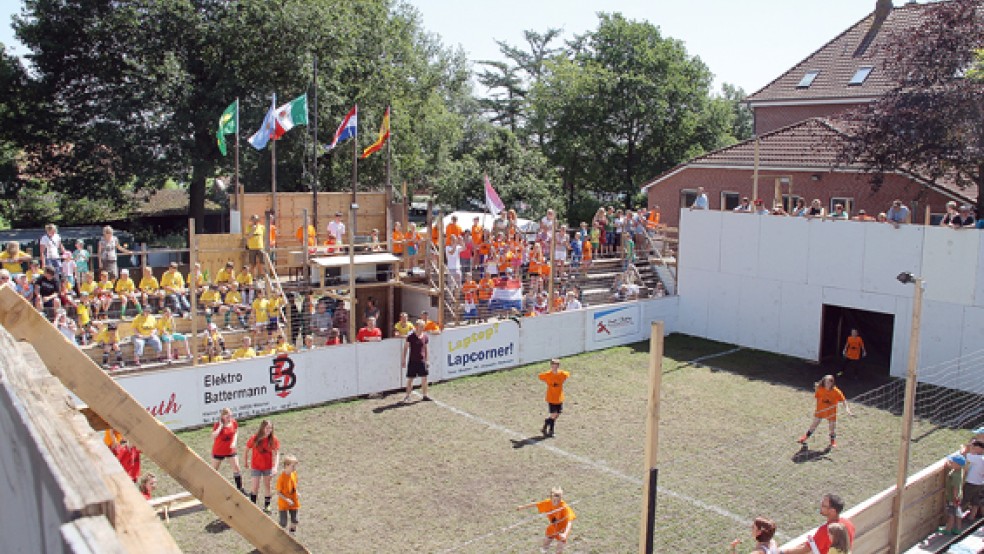 Für das »My Camp« wurde in diesem Jahr ein Fußballstadion gebaut. Hier spielt Holland gegen Spanien (großes Bild). Wer für Brasilien nicht selbst auf dem Spielfeld steht, feuert sein Team von der Tribüne aus an (kleines Bild).  © Fotos: Garrels