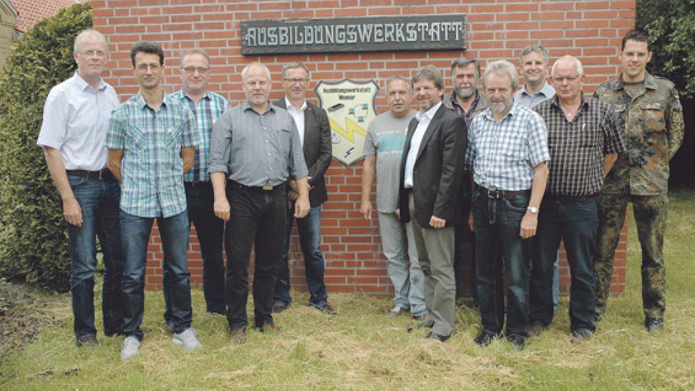 Über den geplanten Neubau der Ausbildungswerkstatt der Bundeswehr in Weener und das weitere Vorgehen sprachen der SPD-Bundestagsabgeordnete Markus Paschke (Sechster von rechts) und der SPD-Fraktionsvorsitzende im Weeneraner Stadtrat, Helmut Geuken (Fünfter von links), mit Ausbildungsleiter Uwe Neessen (Vierter von links), dem Personalratsvorsitzenden Uwe Broek (links neben Paschke) und den Ausbildern. © Foto: Szyska