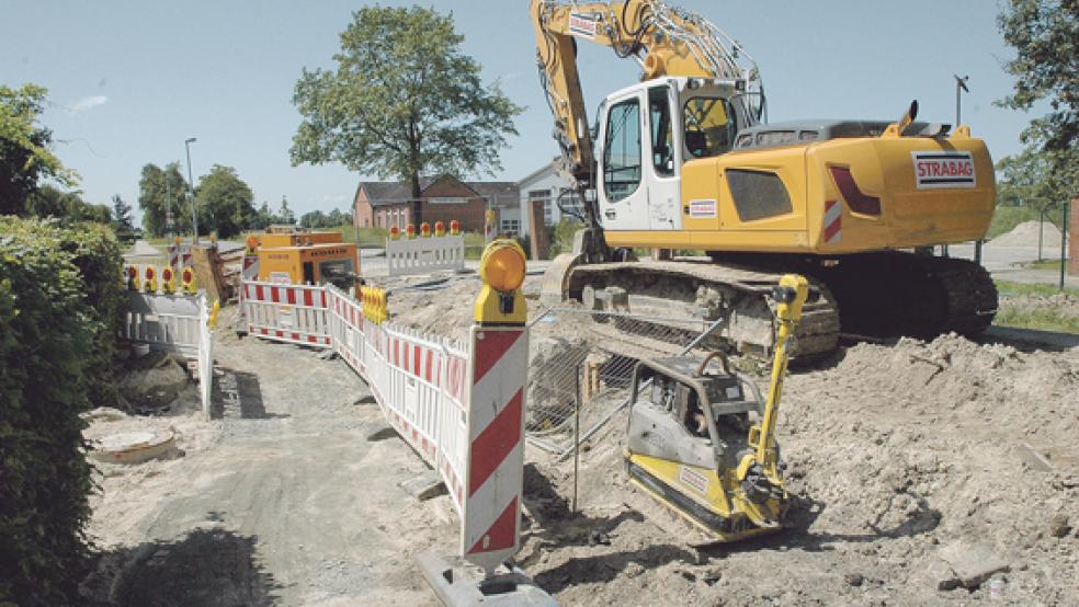 Die Bauarbeiten auf der Bingumgaster Straße sollten ursprünglich bis zum 9. Mai dauern. Mittlerweile gehen die Stadtwerke davon aus, die Vollsperrung erst Ende Juni wieder aufheben zu können. © Foto: Szyska