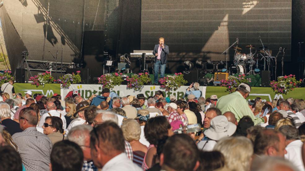 Volksmusik-Gipfel vor imposanter Bergkulisse: In der Ortschaft Seis am Schlern, die zur Gemeinde Kastelruth gehört, trat der Rheiderländer Sänger Sanny zusammen mit seinem Idol Norbert Rier von den Kastelruther Spatzen auf. © Fotos: privat