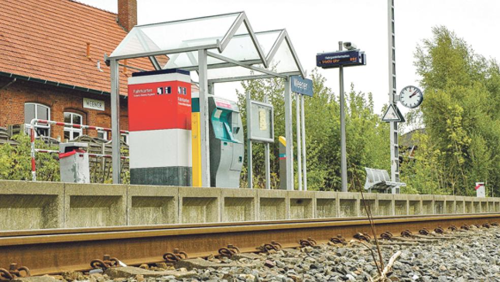 Der Bahnhof in Weener nahm bei der Deportation in die Vernichtungslager der Nazis eine wichtige Rolle ein. Mit Anne Frank (kleines Bild) wurde auch das wohl bekannteste Opfer des Holocaust in einem Zug über Weener ins KZ gebracht. Sie starb Anfang März 1945 in Bergen-Belsen, ihr Tagebuch ist weltbekannt. © Fotos: Szyska und dpa/lhe Reproduktion: Anne Frank Fonds Basel