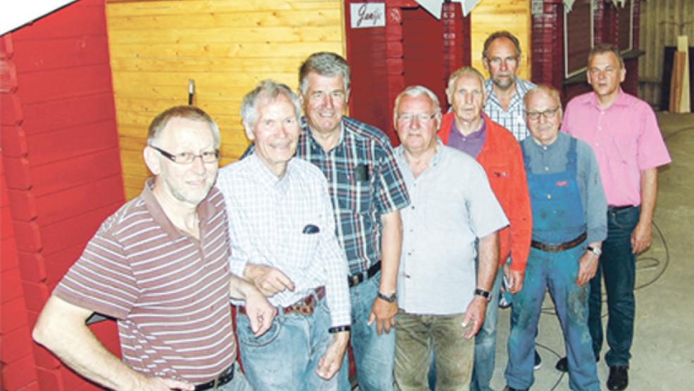 Packen jede Woche kräftig mit an (von links): Willi Modder, Jan Boelkes, Peter Lüdemann, Berthold Schoormann, Bernhard Voß, Harm Watermülder (Gemeinde Bunde), Johann Meyer und Gerald Sap (Bürgermeister). Auf dem Bild fehlen Albert Oorlog, Adolf Scheunemann und Eduard Severiens.  © Foto: Boelmann