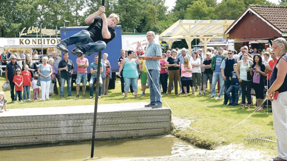 Fast so hoch wie weit sprang Jörg Janssen mit dem Pulsstock. Mit 4,50 Meter verpasste er aber knapp die Medaillenränge. Den Titel des Ostfriesischen Pulsstockmeisters sicherte sich Christian Reck.  © Himstedt