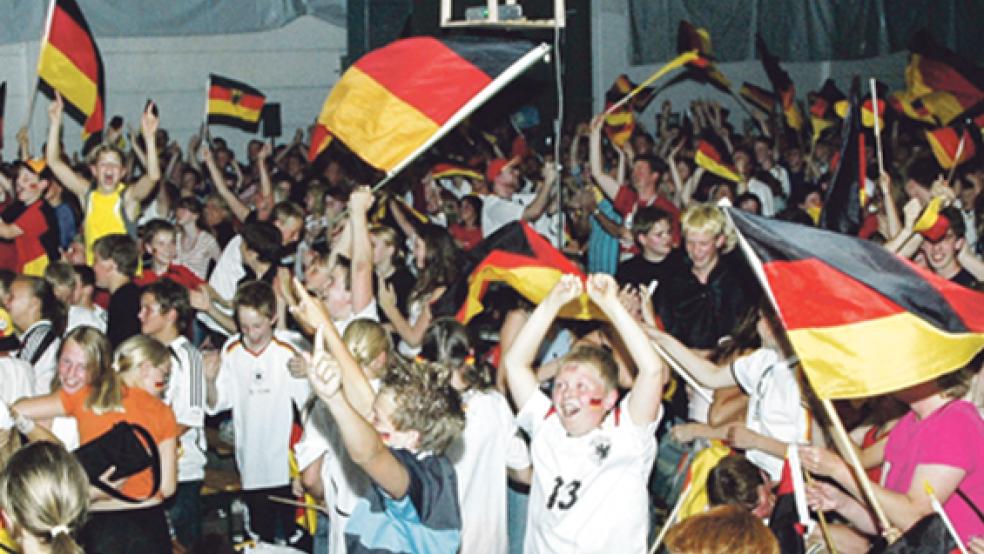 Riesenjubel im »Depot« in Weener: Wenn die deutsche Fußball-Nationalelf heute um 18 Uhr gegen Portugal antritt, werden in der Landsburghalle wieder schwarz-rot-goldene Fahnen geschwenkt. © Foto: RZ-Archiv