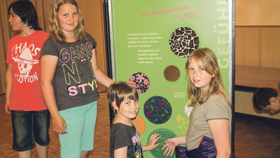 Luca-Hermann, Emma, Sandra und Maren (von links) gefiel am besten die grüne Kiste. Dabei ging es darum, Kinder mit einer Vielzahl von Gefühlen vertraut zu machen. © Foto: Himstedt