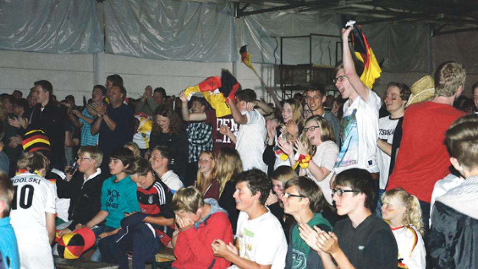 »Super, Deutschland!«: Die Fans in der Landsburg-Halle brechen in Jubel aus beim 4:0-Auftakt der Deutschen Fußball-Nationalmannschaft. Neben den Toren sorgte das Sänger-Duo »Randy & Ann« (kleines Bild) mit ihrem Hit »Olá Brasil« und anderen Songs für Stimmung. © Foto:Wübbena