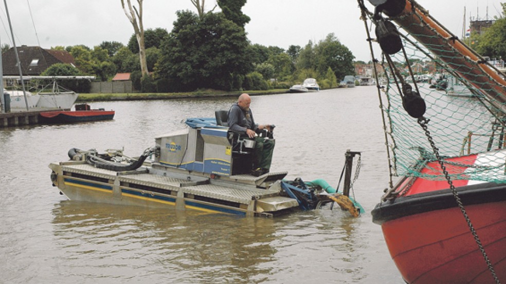 Die Vorführung des Ponton-Saugbaggers an der Schleuse im Weeneraner Hafen überzeugte den HuT-Aufsichtsrat. © Foto: Szyska