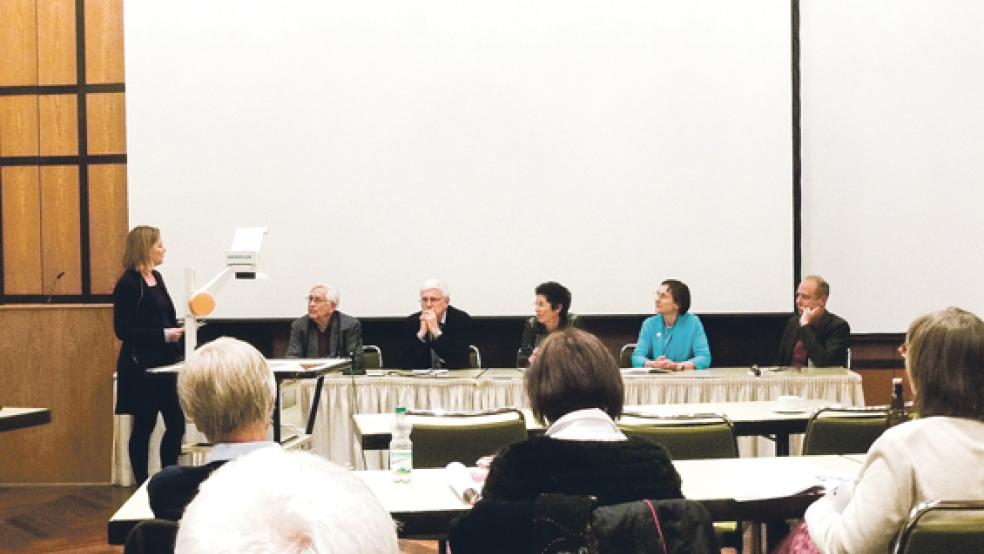 »Tippst Du noch oder schreibst Du schon wieder?« lautete der Titel eines Kongresses in Lindau, an dem auch Theresia Sommer aus Weener (2. von rechts) als Referentin teilnahm. © Fotos: privat