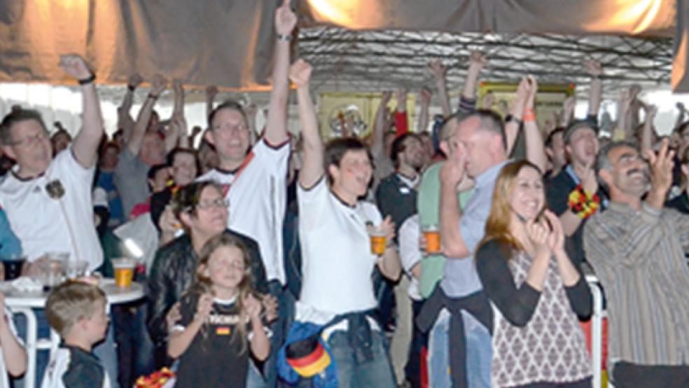 Erneut jubeln wollen die Deutschland-Fans wie am vergangenen Montag auch beim nächsten Public Viewing in der Landsburg- Halle am morgigen Samstag. © Foto: Wübbena