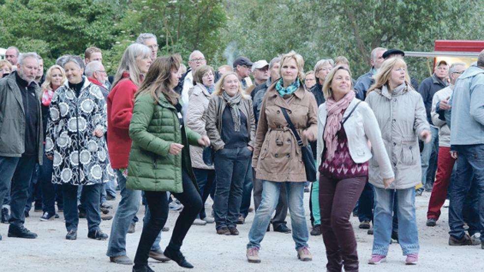 Schnell verwandelte sich der Schotterplatz am Hafen in eine Tanzfläche. © 