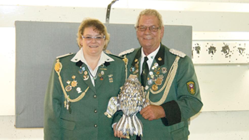 Nach 124 Kopfschüssen fiel der Adler. Barbara Anders (links) setzte den Meisterschuss und ist nun neue Schützenkönigin in Weener. Rechts: Vereinschef Hilbert Bruins mit dem »erlegten« Adler. © Foto: de Winter