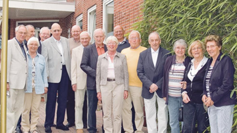 17 ehemalige Mittelschüler des Abschlussjahrgangs 1954 trafen sich zum Wiedersehen in der Pension »Harmonie« in Weener. © Foto: de Winter