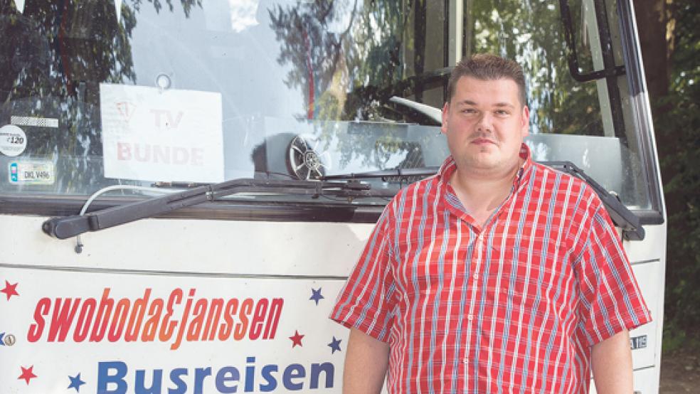 Frank Janssen und sein Bus bringen den TV Bunde seit Jahren zu den Auswärtsspielen. Der Tichelwarfer ist mittlerweile ein großer Fan des TVB geworden.. © Foto: Mentrup