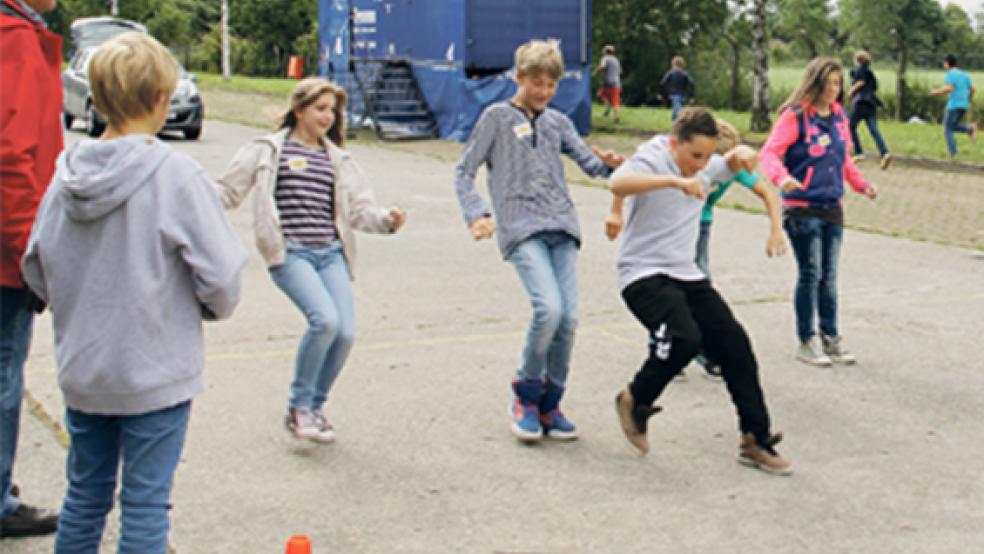 Die Schüler der 5a der Karl-Bruns-Realschule Weener testen ihren eigenen Bremsweg. Nach einem Sprint sollen sie so schnell wie möglich stehen bleiben.  © Foto: Garrels