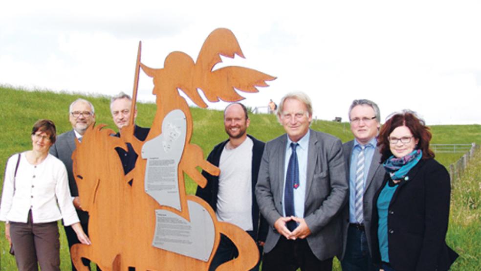 Freuen sich über die neue Statue am Deich von Leerort (v. l.): Frouke Roukema (Künstlerin), Armin Gallinat (EDR), Dr. Rolf Bärenfänger, Andreas Hüser (beide Ostfriesische Landschaft), Wolfgang Kellner (Bürgermeister), Kurt Radtke und Insa Wutschke (beide Touristik »Südliches Ostfriesland«).  © Foto: Boelmann