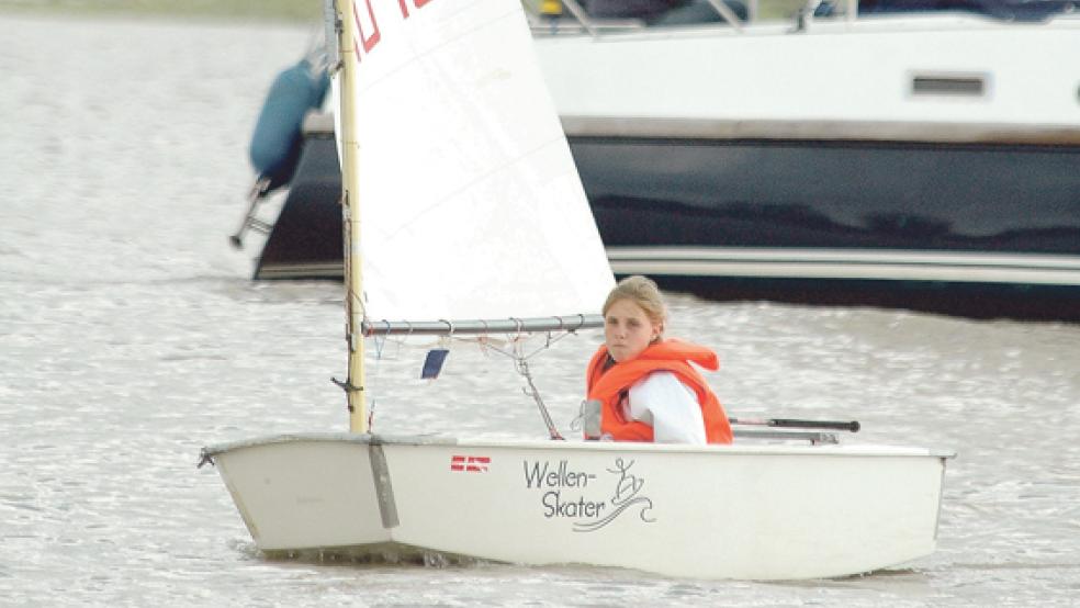 Die Opti- und Jollen-Segler starten morgen zur Müggenmarkt-Regatta am Jemgumer Hafen. © Foto: Archiv