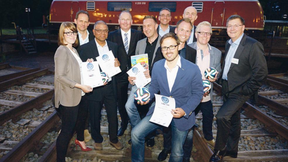 Bahn frei für die Gewinner des Veltins-Lokalsportpreises (links). Sieben Projekte und Beiträge wurden in Berlin ausgezeichnet, davon zwei von der RZ.  © Foto: VDL / Michael Wittig