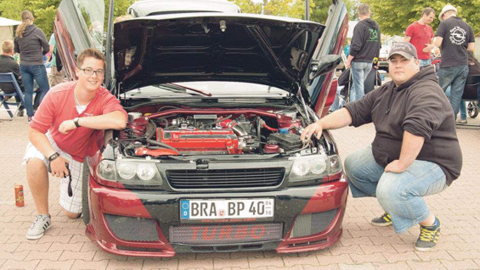 Seinen »Astra F«-Komplettumbau präsentierte Benjamin Penny (rechts) gerne mit seinem Bruder Tim auf dem Opel-IG Treffen in Weener. © Foto: de Winter
