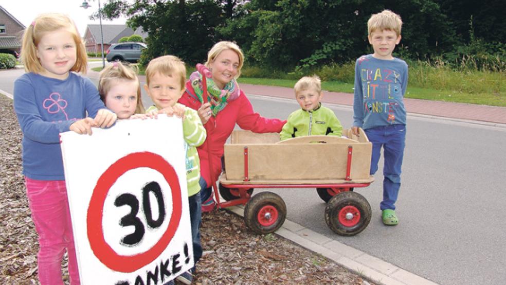 Bei der Kindertagesstätte Jona sind viele Autos zu schnell unterwegs. Lia, Tomke, Thies, Kerstin Oosterheert, Torben und Hauke (von links) können die Straße »Auf der Gaste« teilweise nicht alleine überqueren. © Foto: Boelmann