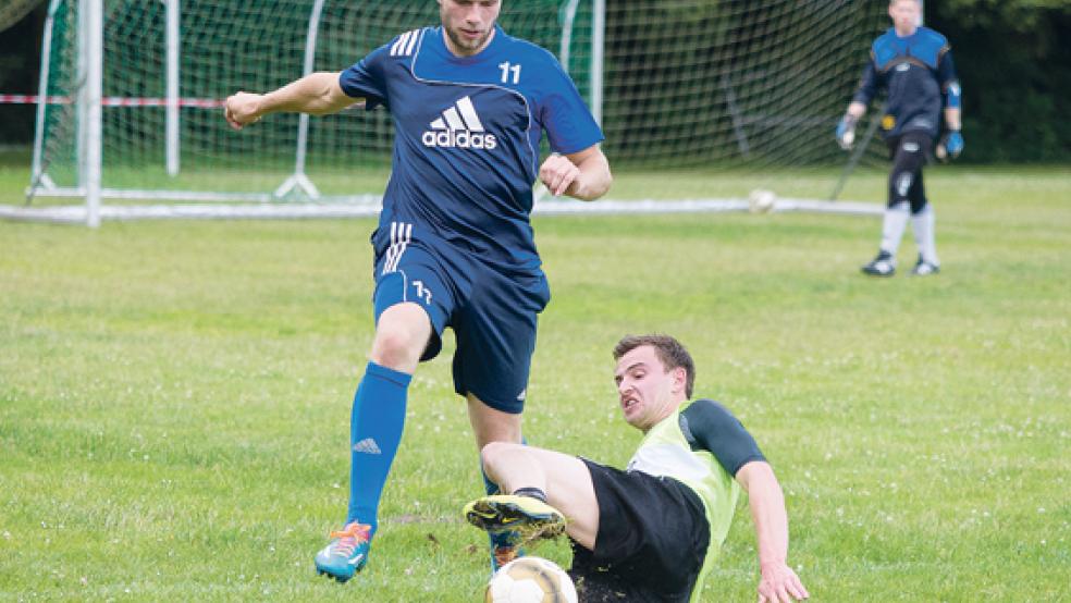 Der Kampf um die Stammplätze hat begonnen: Neuzugang Keno Siemens grätscht gegen Kevin Kessens. © Fotos: Mentrup