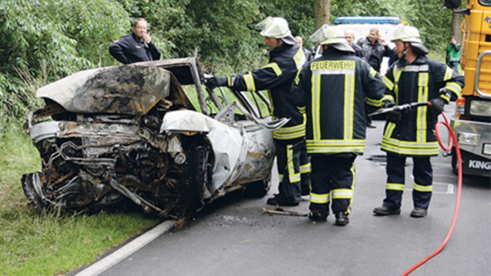 Das Auto prallte gegen einen Baum und brannte aus. Der Fahrer konnte nicht mehr lebend gerettet werden.  © Foto: Feuerwehr