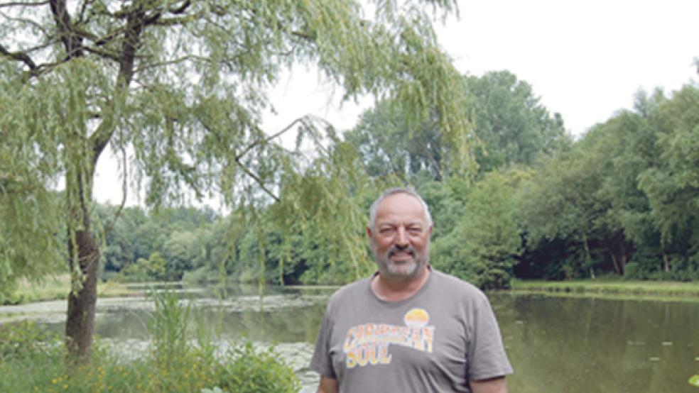 Bernd Strache, Vorsitzender des Angelsportvereins Rheiderland, vor dem Kolk am Anglerheim in Weener.Foto: Hoegen © 