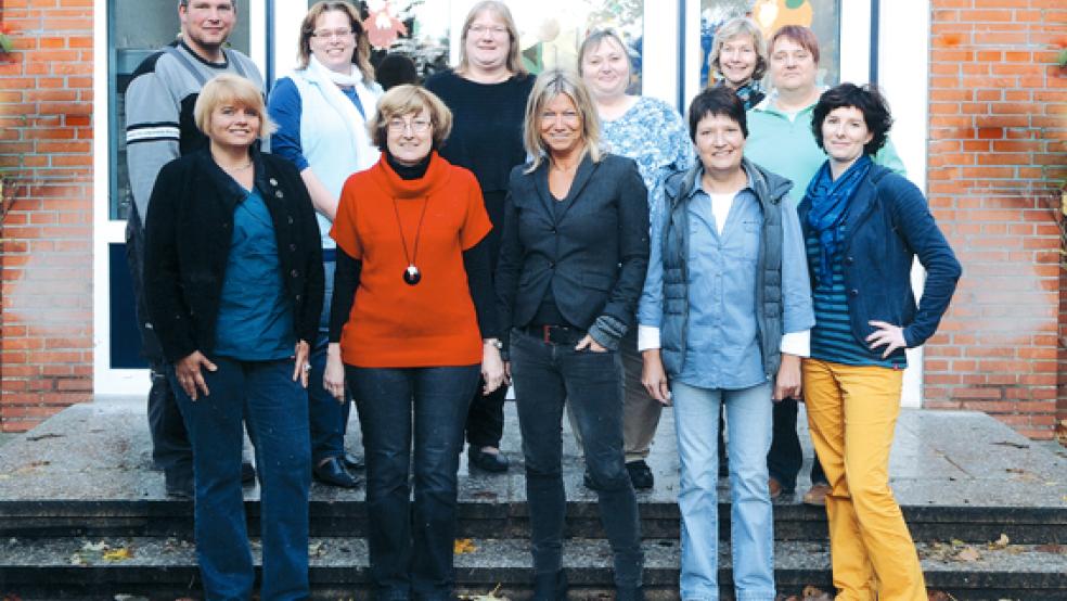 Das Team der Grundschule Möhlenwarf: In der oberen Reihe von links Thomas Bleeker (Hausmeister), Anja Geber und Tanja Bernady (pädagogische Mitarbeiterinnen), Erika Appel, Bianca Prüss-Bleier und Elke Tholen-Fecht. In der unteren Reihe von links Gabriele Feldmeier, Inge Zühlke, Mechthild Tammena (Schulleitung), Bärbel Zoschke und Annette Kochan (Förderschullehrerin).  © Foto: privat