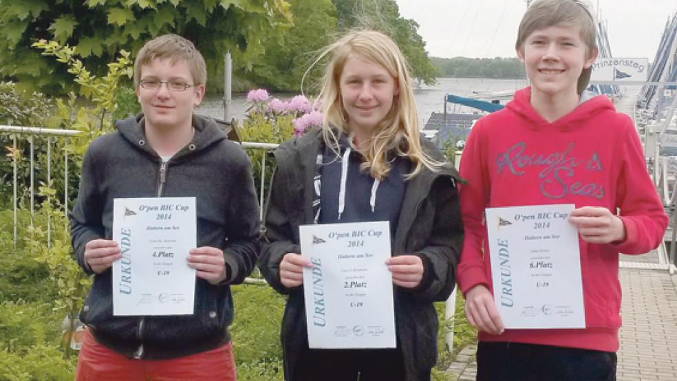 Erfolgreiche Jemgumer Segler: Fynn-Ole Schwabe (achter Platz), Lina Jo Bergmans (fünfter Platz und zweiter Platz in der U19-Wertung) und Lukas Kötter (zehnter Platz) bei der Open-Bic-Regatta in Haltern im Mai. © Fotos: privat