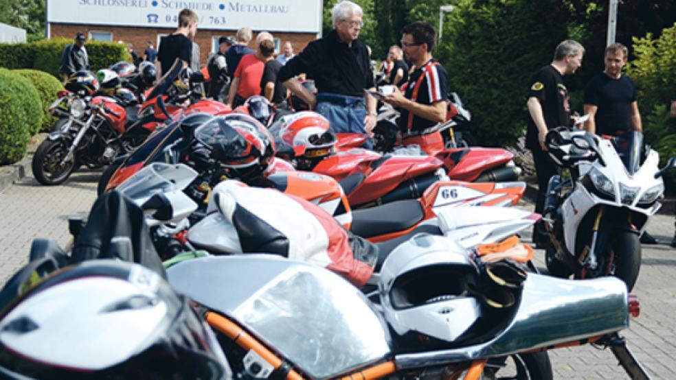 In Reih und Glied: Von Nah und Fern kamen Motorradfans nach Möhlenwarf, um ihre Maschinen zu präsentieren und andere in Augenschein zu nehmen. © Fotos: Hanken