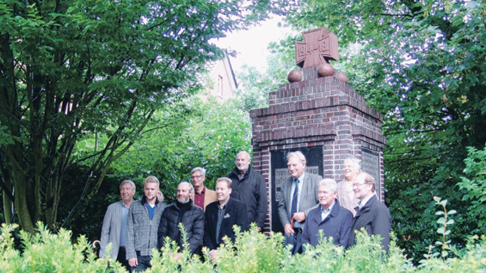 Besichtigten gestern das sanierte Ehrenmal in Bingum (von links): Heinz Dieter Schmidt, Joachim Nesvera, Marcel Kuß, Frank Meyer, Carsten Schoch, Eckhard Büscher, Bonné Harms, Wolfgang Kellner, Johann-Henning Keitel, Bärbel Bieder und Armin Siegmund. Eine Spezialfirma aus Moormerland hat die Arbeiten durchgeführt. Im April waren Frank Meyer und sein Auszubildender Marcel Kuß vor Ort im Einsatz (kleines Bild). © Fotos: Boelmann/ privat