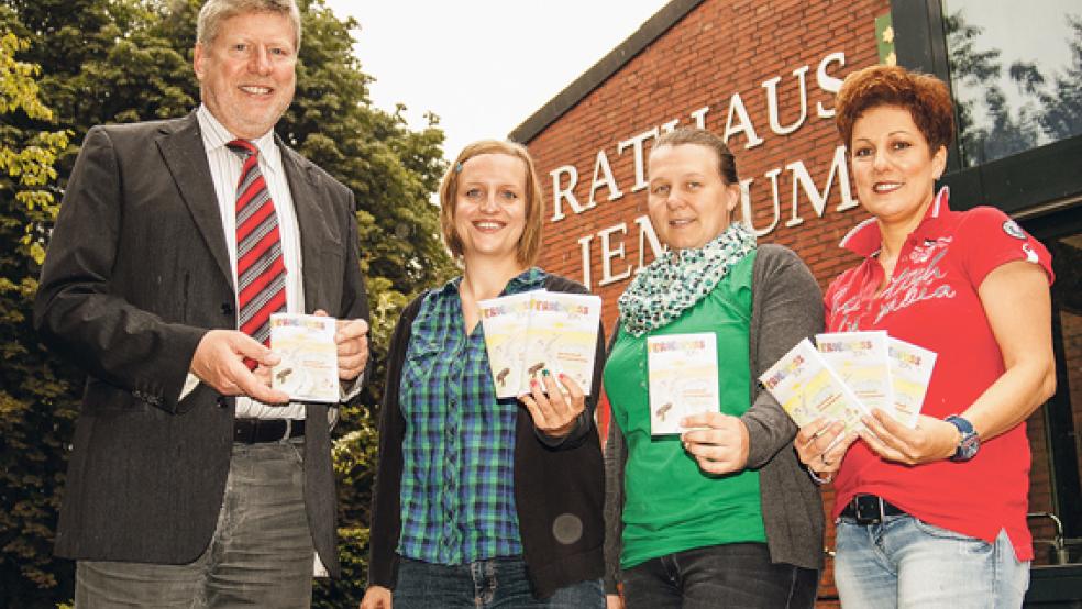 Sein 20. Jubiläum feiert in diesem Jahr der Ferienpass. Vorgestellt wurde der Freizeitplaner in Jemgum von (von links) Bürgermeister Johann Tempel, Anne Miksiunas (Jugendbüro Bunde), Deike Buß (Gemeinde Jemgum) und Nicole Groenewold (Stadt Weener). © Foto: de Winter