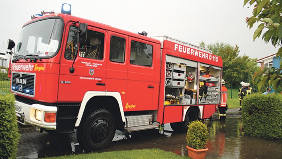 Wasserschaden an der Emsstraße: Die Feuerwehr ist im Einsatz. © Foto: J. Rand