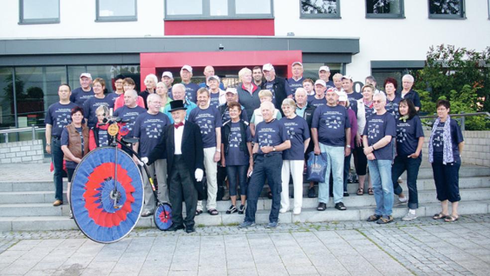 Rühren die Werbetrommel für die »Zwischenahner Woche«: Eine Delegation Radfahrer wird heute in Bunde und Weener erwartet. © Foto: privat