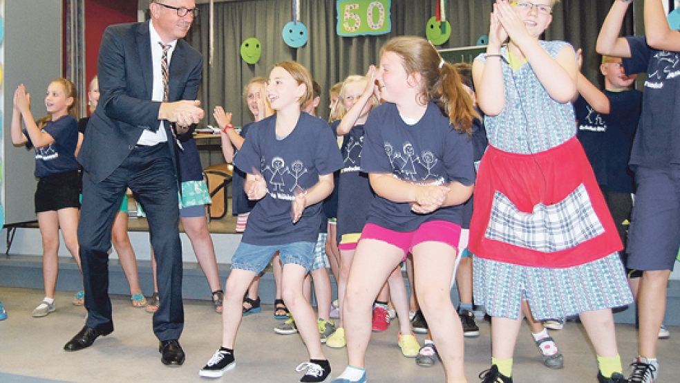 Bei »Happy« hielt es auch den Ersten Stellvertretenden Bürgermeister Helmut Geuken nicht mehr auf seinem Stuhl. Er tanzte gemeinsam mit den Grundschülern während ihrer Musical-Aufführung. © Fotos: Hoegen