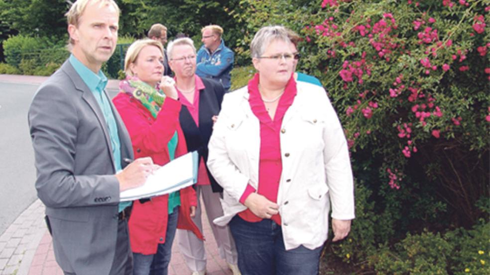 Informierten sich Anfang des Monats über die Verkehrssicherheit in der Straße »Auf der Gaste« in Weener (von links): Erster Stadtrat Hermann Welp, Anwohnerin Kerstin Oosterheert, Ingrid Aldag und Hildegard Hinderks (beide CDU).  © Foto: Boelmann