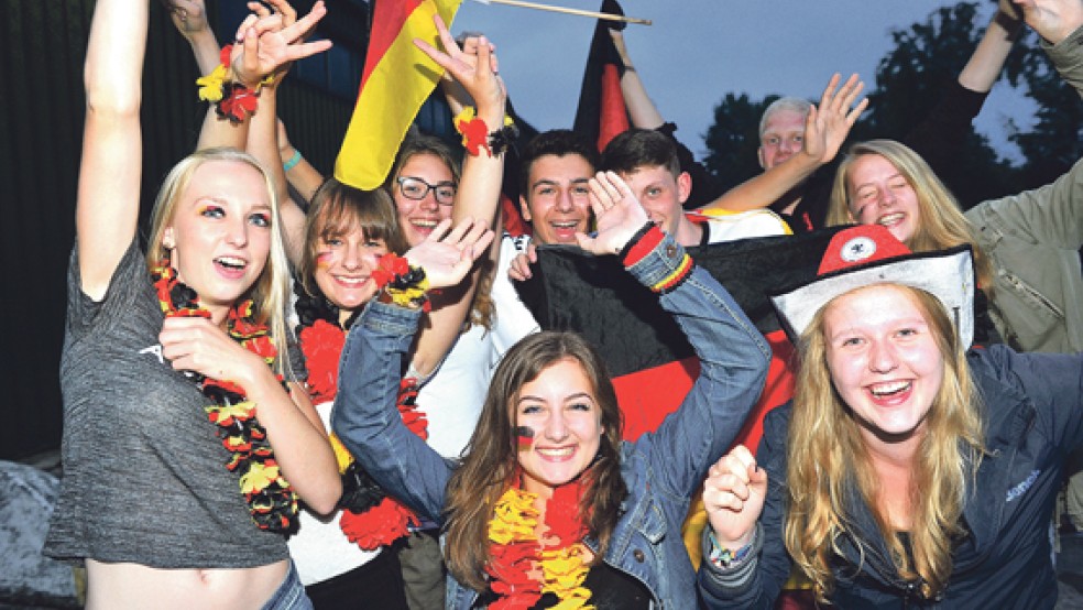 Riesen-Freude über den vierten deutschen WM-Titel im Rheiderland. Nicht nur diese jungen Fans waren aus dem Häuschen.  © Foto: Bruins