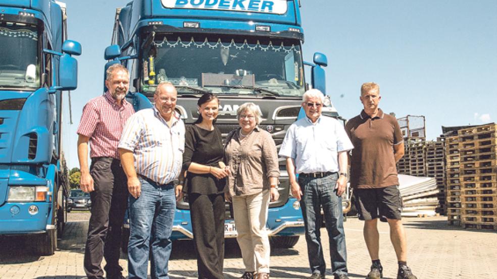 Der Lkw als passende Kulisse für den Besuch der Bödeker Spedition. CDU Abgeordnete Gitta Connemann (3. von links) ließ sich alles genau von Firmenchef Hermann Bödeker (2. von links) zeigen und erklären. Weiter auf dem Bild sind Gerhard Janßen (links) sowie Holger Maas, Günter Borcherding und Ina Penon (von rechts). © Foto: de Winter