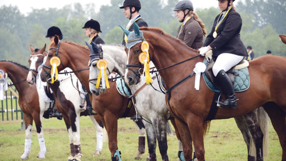 Eine goldene Equipe: Die Mannschaft des Reit- und Fahrvereins Rheiderland gewann Gold im Springen. © Fotos: Klemmer