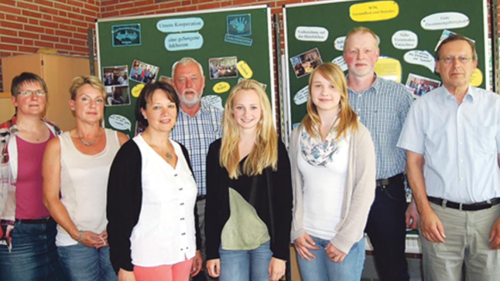 Die Partner: Heike Rulf und Claudia Brakhuis (Greta-Schoon-Schule), Anja Meißner und Harm Groeneveld (Carl-Goerdeler-Schule), Sara Groeneveld, Imke Bruhns, Amos Venema und Schulleiter Franz Schubert (Carl-Goerdeler-Schule, von links). © Foto: Hoegen