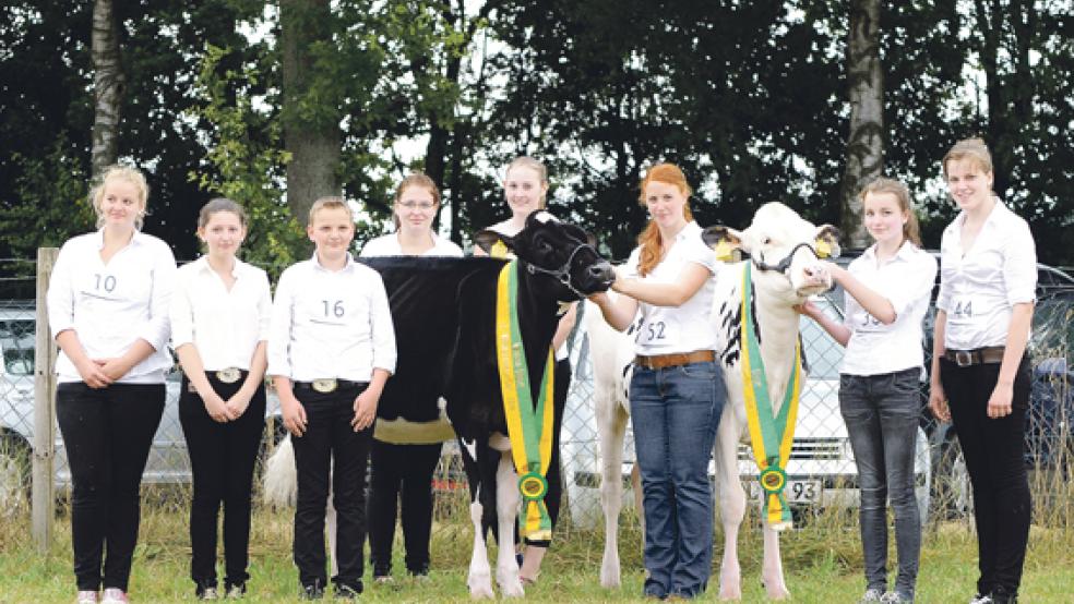 Das erfolgreiche ostfriesische Jungzüchterteam des Niedersachsen-Cups 2014 (von links): Anna Janssen aus Potshausen, Irina Sinschenko aus Jemgum, Luca Janssen aus Jemgum, Fenja Boekhoff aus Schatteburg, Sandra Vienna aus Jemgum, Anna Hobbie aus Tettens, Tabea Cramer und Lisa Cramer aus Bargerfehn (es fehlen Johanna und Onno Ahrends aus Eggelingen). © Foto: privat