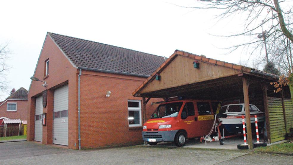 Das Feuerwehrhaus an der Schoolstraat in Ditzum wird nicht mehr wie zunächst geplant zum Kindergarten umgebaut. Stattdessen soll es abgerissen werden, um Platz für den Neubau eines Kindergartens zu schaffen. © Foto: Szyska