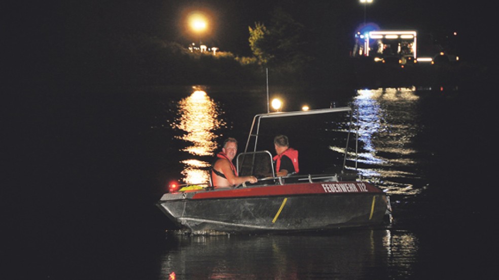 Mit einem Boot suchte die Feuerwehr nach dem Verunglückten. Auch ein Hubschrauber der Polizei mit einer Wärmebildkamera war im Einsatz. © Foto: Wolters