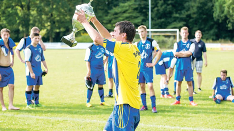 Gegensätze nach dem Finale: Während Weeners Stefan Suhlmann mit dem Pokal feiert, sind die Möhlenwarfer im Hintergrund enttäuscht. © Fotos: Mentrup