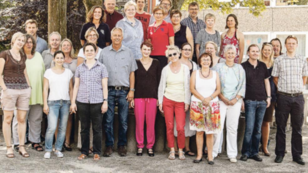 Das Kollegium der Karl-Bruns-Realschule versammelte sich für ein letztes gemeinsames Gruppenfoto auf dem Schulhof. © Fotos: de Winter