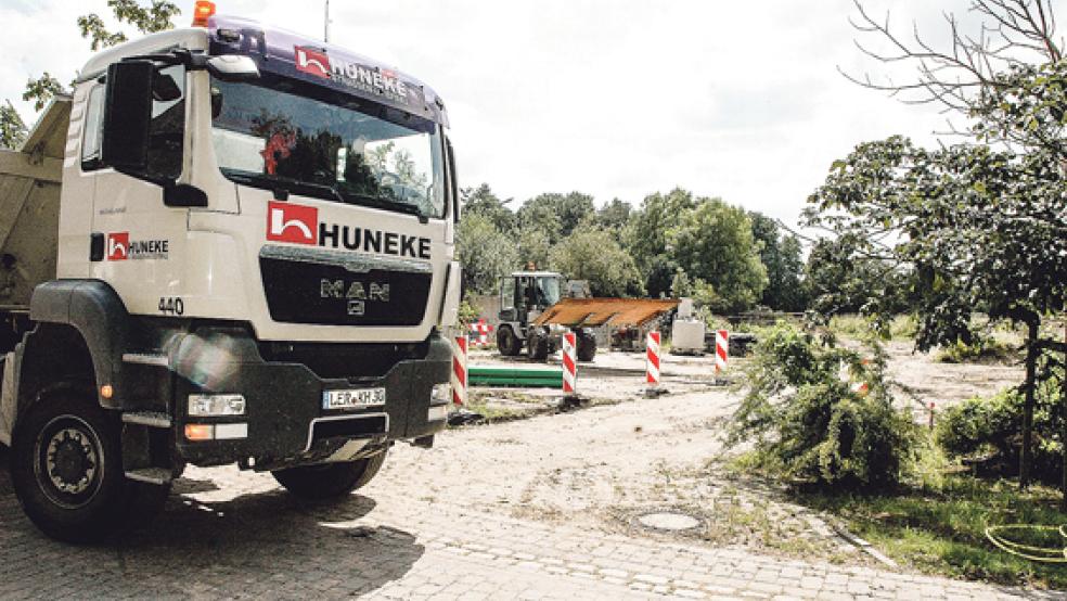 Die Firma Huneke hat gestern damit begonnen, die Baustelle zur Erschließung des neuen Baugebietes an der Bernhard-Duhm-Straße in Bingum einzurichten. Wegen der Herstellung einer Zuleitung zum Pumpwerk muss die Straße im Kreuzungsbereich Hemterweg/Unnerweg bis voraussichtlich zum 31. August für jeglichen Fahrzeugverkehr voll gesperrt werden. © Foto: Szyska