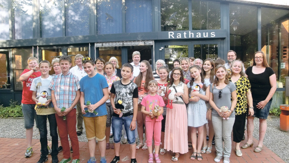 Die jungen Gäste aus Weißrussland, sie sind sieben bis 18 Jahre alt, mit ihren Betreuern und den Gastgebern vor dem Jemgumer Rathaus. © Foto: privat