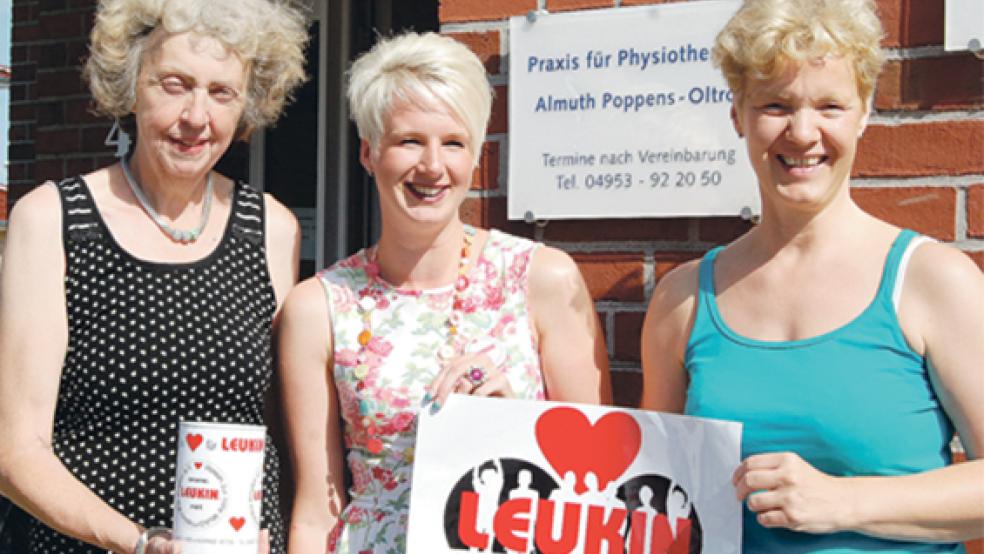 Karla Freesemann, 2. Vorsitzende von Leukin, Heike Bleß und Almuth Poppens-Oltrop vor der Eingangstür der Praxis Poppens-Oltrop, dem neuen Service-Point von Leukin. © Foto: Hoegen