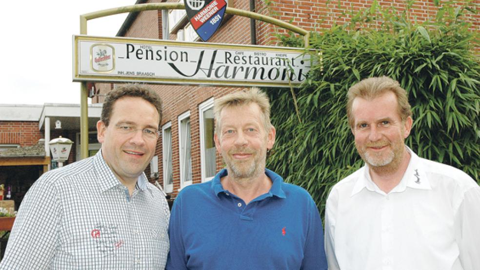 Gehen im Guten auseinander: Der 1. Vorsitzende der Liedertafel »Harmonie«, Andreas Bruns (rechts), und der 2. Vorsitzende Detlef Troff (links) mit dem langjährigen Pächter der gleichnamigen Pension in Weener, Jens Braasch. © Foto: Szyska