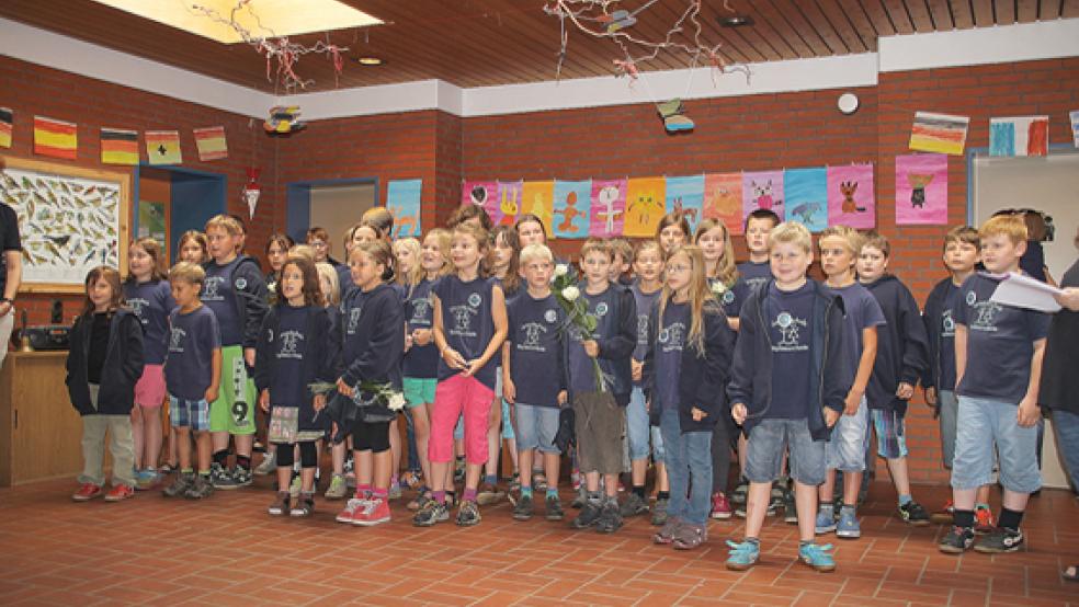 Eine starke Gemeinschaft: Die Schülerinnen und Schüler der Grundschule in Stapelmoorerheide feierten am Freitag noch einmal gemeinsam. © 