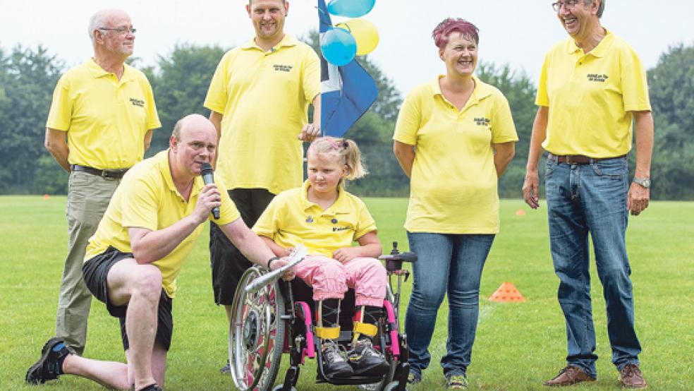 Gemeinsam für Kristin - dieses Motto symbolisierten nicht nur die gelben Poloshirts. Auch SC-04-Vorsitzender Paul Hartwig (hinten links), BSV-Chef Heinz-Dieter Schmidt (hinten rechts) und Mit-Organisator Ingo Battermann (vorne links) betonten es bei der Begrüßung von Kristin und ihren Eltern Marion und Mario deutlich. © Fotos: Mentrup (2), Bruins